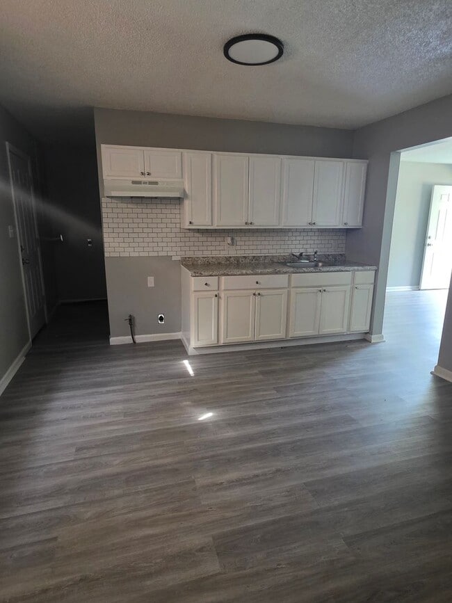 Building Photo - LIMITED TIME**NO APPLICATION FEE**1/2 OFF DEPOSIT**