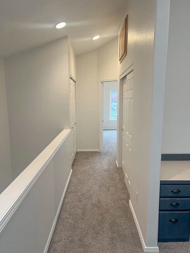 Building Photo - Beautiful West Linn Home in a Quiet, Desirable Neighborhood