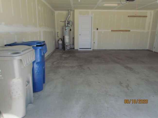 Building Photo - 3 Bed 2 Bath 1622 sqft RV Parking rent fre...