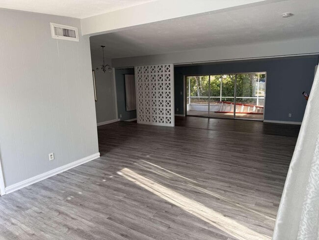 Building Photo - 400 E Prima Vista Blvd