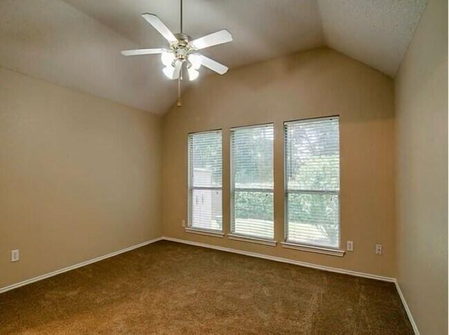 Building Photo - 3737 Sycamore Ln