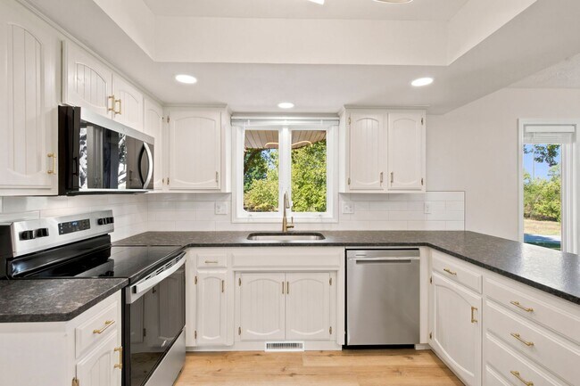 Building Photo - 117 Ridgeview Dr