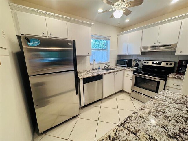 Building Photo - 207 Tropic Isle Dr