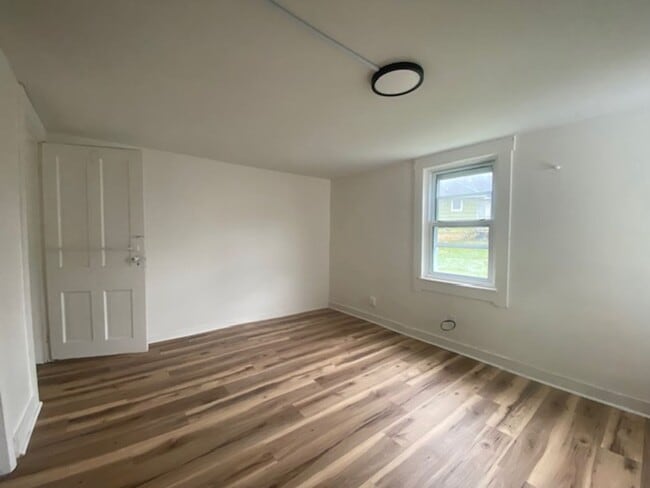 Building Photo - 2 Bed 1 Bath Single Family Home Available in South Charleston+