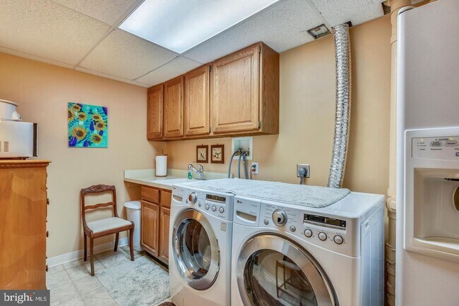 Building Photo - Experience elevated living in this beautifully renovated townhome nestled within the highly sough...