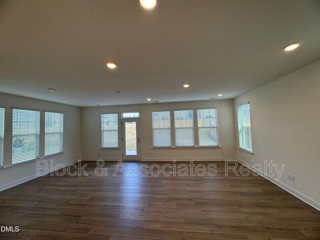 Building Photo - 37 Bluebell St