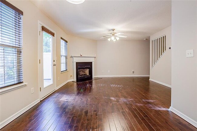 Building Photo - Spacious townhome minutes from Midtown Atl...