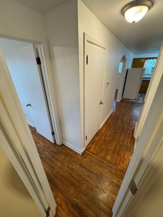 Building Photo - Updated 2-Bedroom 1-Bath Ranch House, GORG...