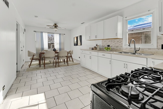 Building Photo - 403 Prairie Ave