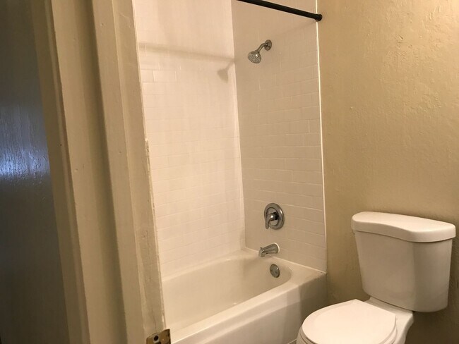 Building Photo - 4 Bedroom in South Reno