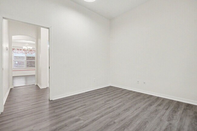 Building Photo - 1707 Briarhollow Dr