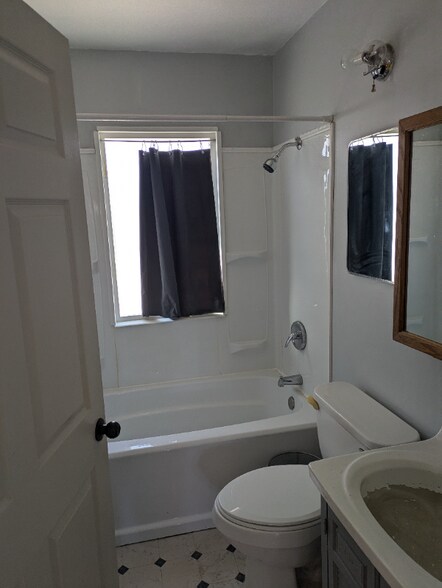 Building Photo - 589 W 200 N