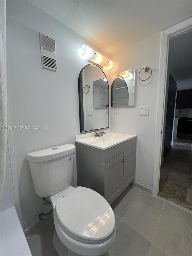 Building Photo - 1811 Sabal Palm Dr