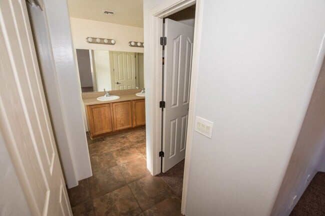 Building Photo - 3 Bedroom, 2 Bath Sante Fe, 2 Car Garage, ...