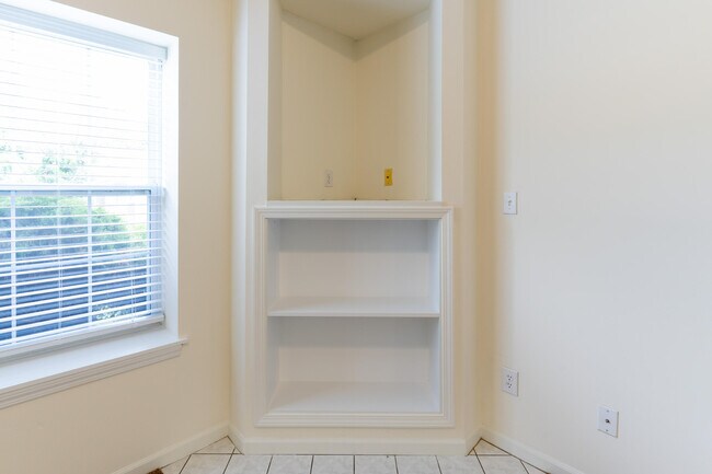 Building Photo - 304 Dads Way