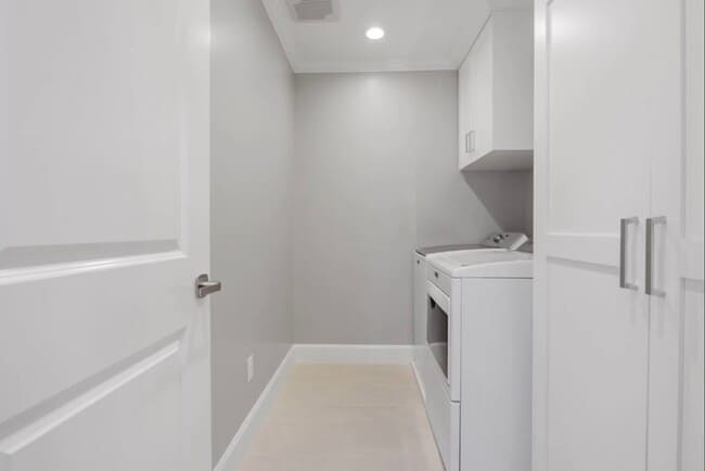 Building Photo - Spacious home for rent -  2.2 miles from t...