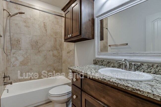 Building Photo - 2200 Alta Vista Ln