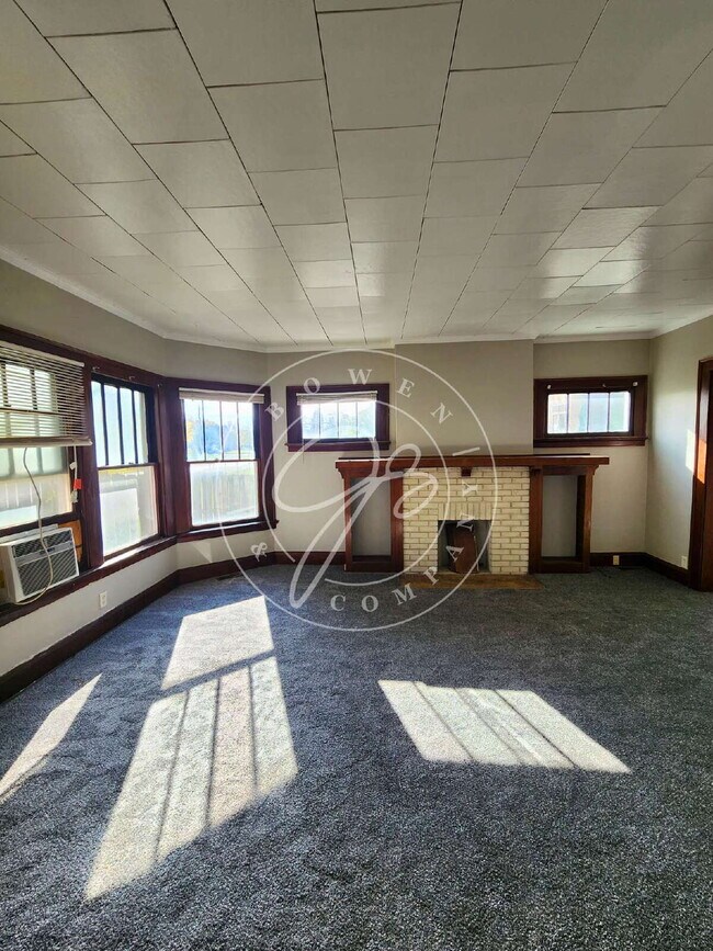 Building Photo - 1200 Sq foot lower duplex! Tons of space and character! Water included!