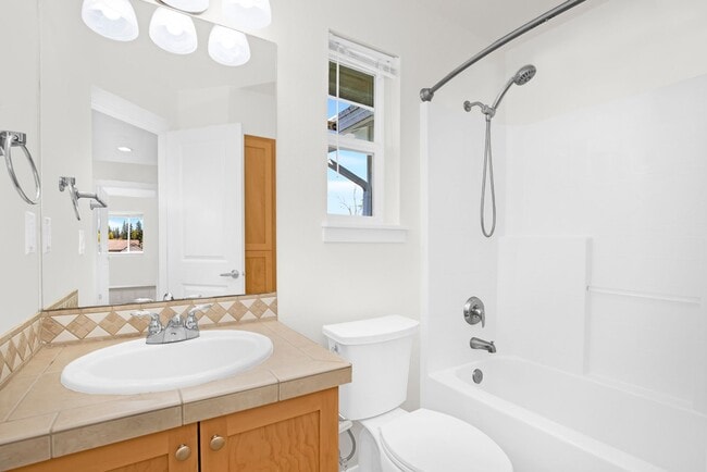 Building Photo - Kirkland Rose Hill - 2 Bedroom Plus Office & Bonus Room & Garage