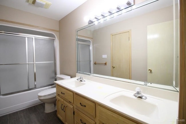 Building Photo - 15 Falcon Ave W