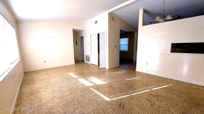 Building Photo - 814 Warren Ave