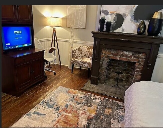 Building Photo - Charming 3BR House in Macon - Walk to Mercer Village and Tatnall Square Park!