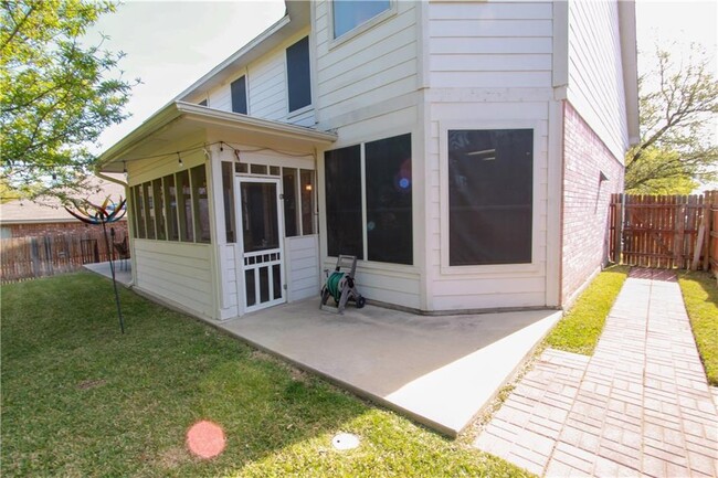 Building Photo - 2301 Zoa Dr