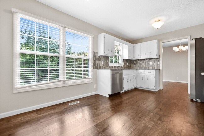 Building Photo - Pet Friendly Three Bedroom!