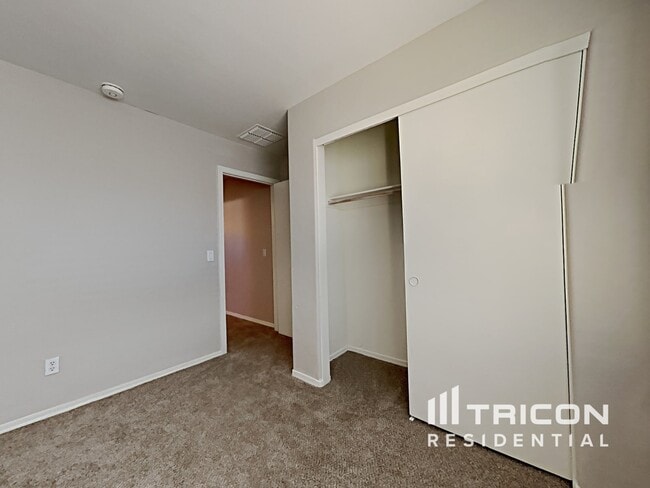 Building Photo - 43714 Cale Dr