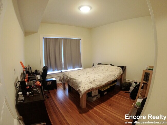 Building Photo - 1463 Beacon St