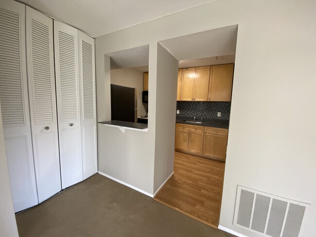 Building Photo - 7 Redwood Ln