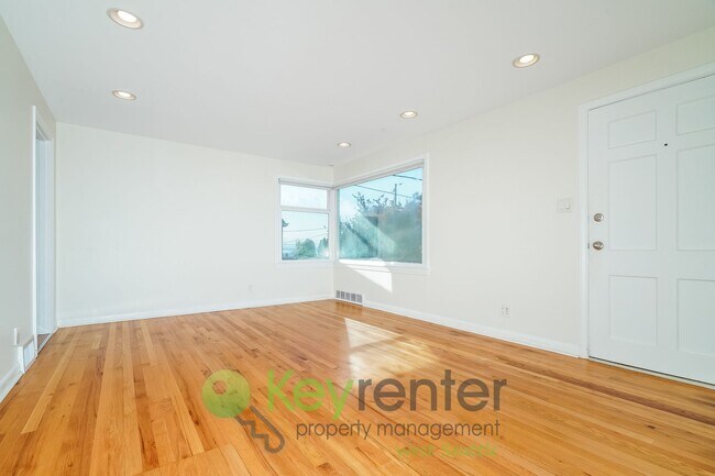 Building Photo - **Rent Special** Elegant Three Bedroom Hom...