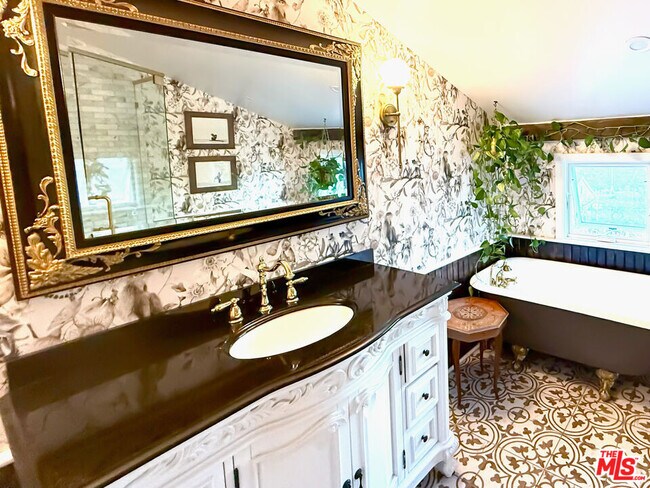 Building Photo - 370 Main St