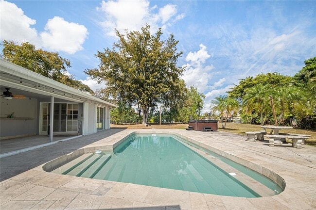 Building Photo - 16770 Lakeview Ct