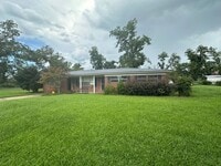 Building Photo - 3 Bed/1.5 Bath Brick Home
