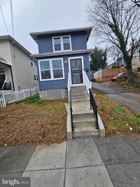 Building Photo - 909 45th Pl NE