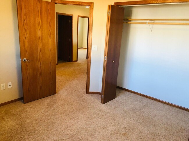 Building Photo - 21 &amp; 23 Hanfield Court