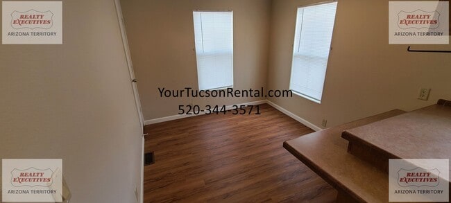 Building Photo - Irvington & Park - 4/2 baths with AC