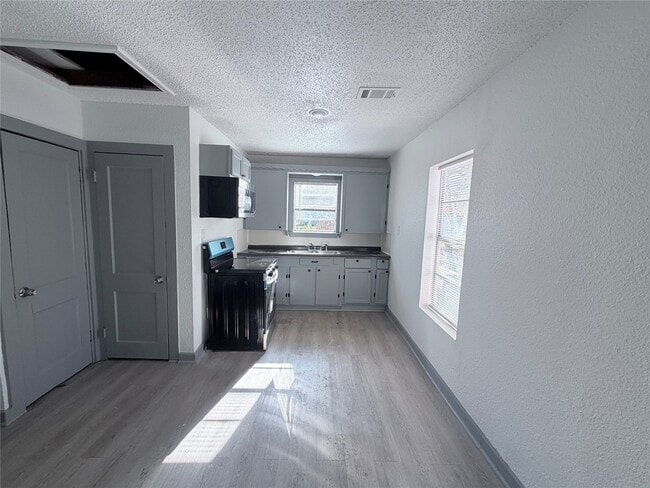 Building Photo - 608 E 4th St