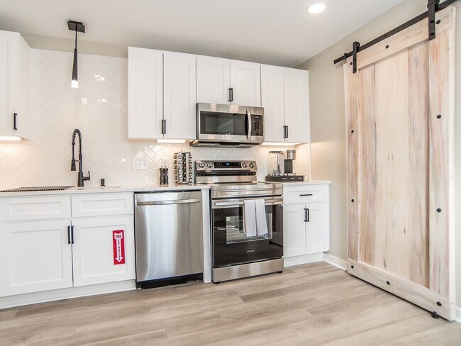 Building Photo - Luxurious 2BD, 1.5BA Raleigh Unit (B) in a Prime Location Near NC State University