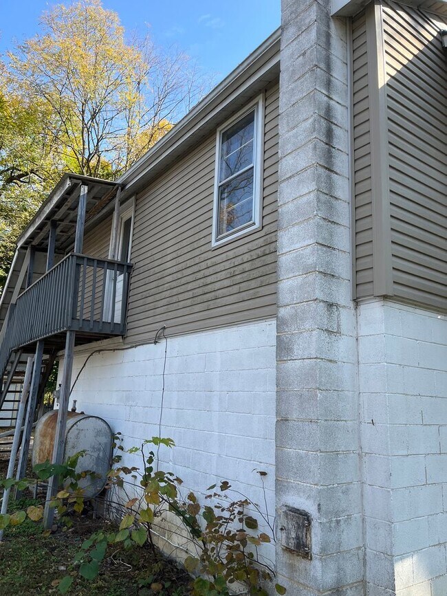 Building Photo - 127 &amp; 127 1/2 N Penn St