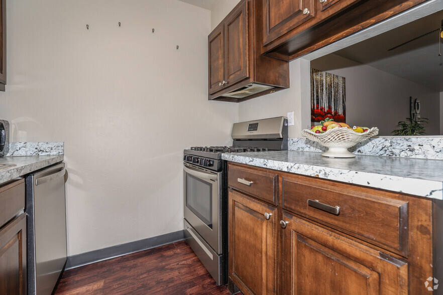 2BR, 1.5BA - 760SF - Kitchen - Oak Park Village