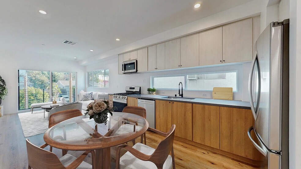 Building Photo - 3820 1/2 Montclair St