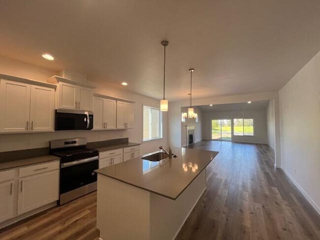 Building Photo - 3 Bedroom 2 Bath Silverton OR