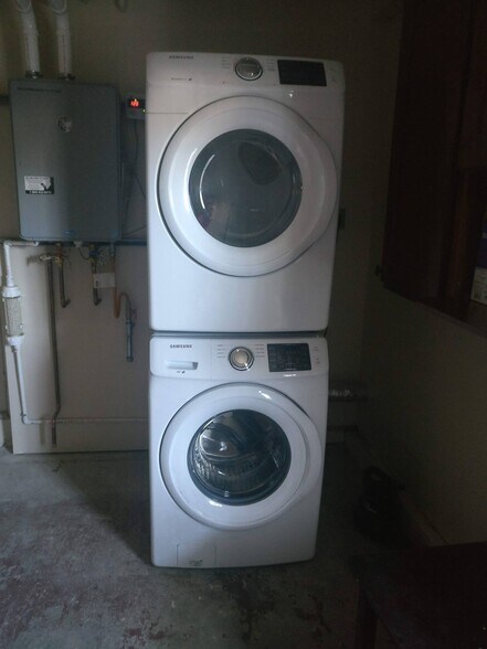 Washer dryer in the garage - 1845 Blue Spruce Ct