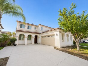 Building Photo - Spacious 5 bedroom with 3 car garage for rent