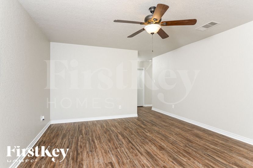 Building Photo - 11335 Saratoga Coach