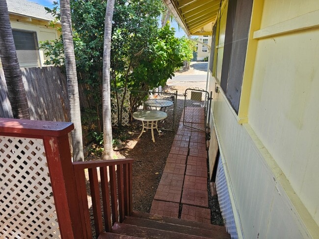 Building Photo - Studio apartment