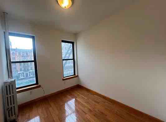 Building Photo - 300 E 14th St