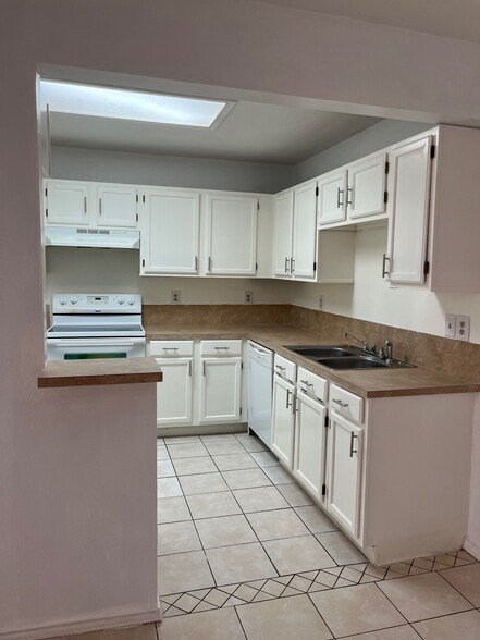 Building Photo - 1802 Bobcat Ln